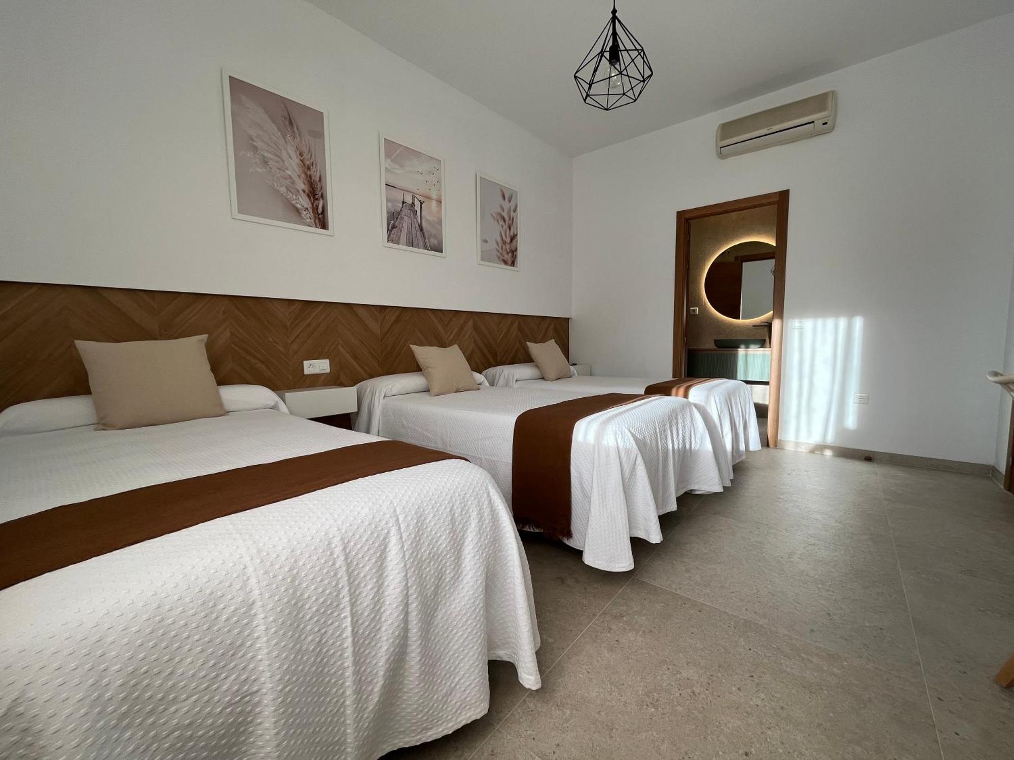 Hostal Parador De Los Llanos Torreorgaz Exteriör bild