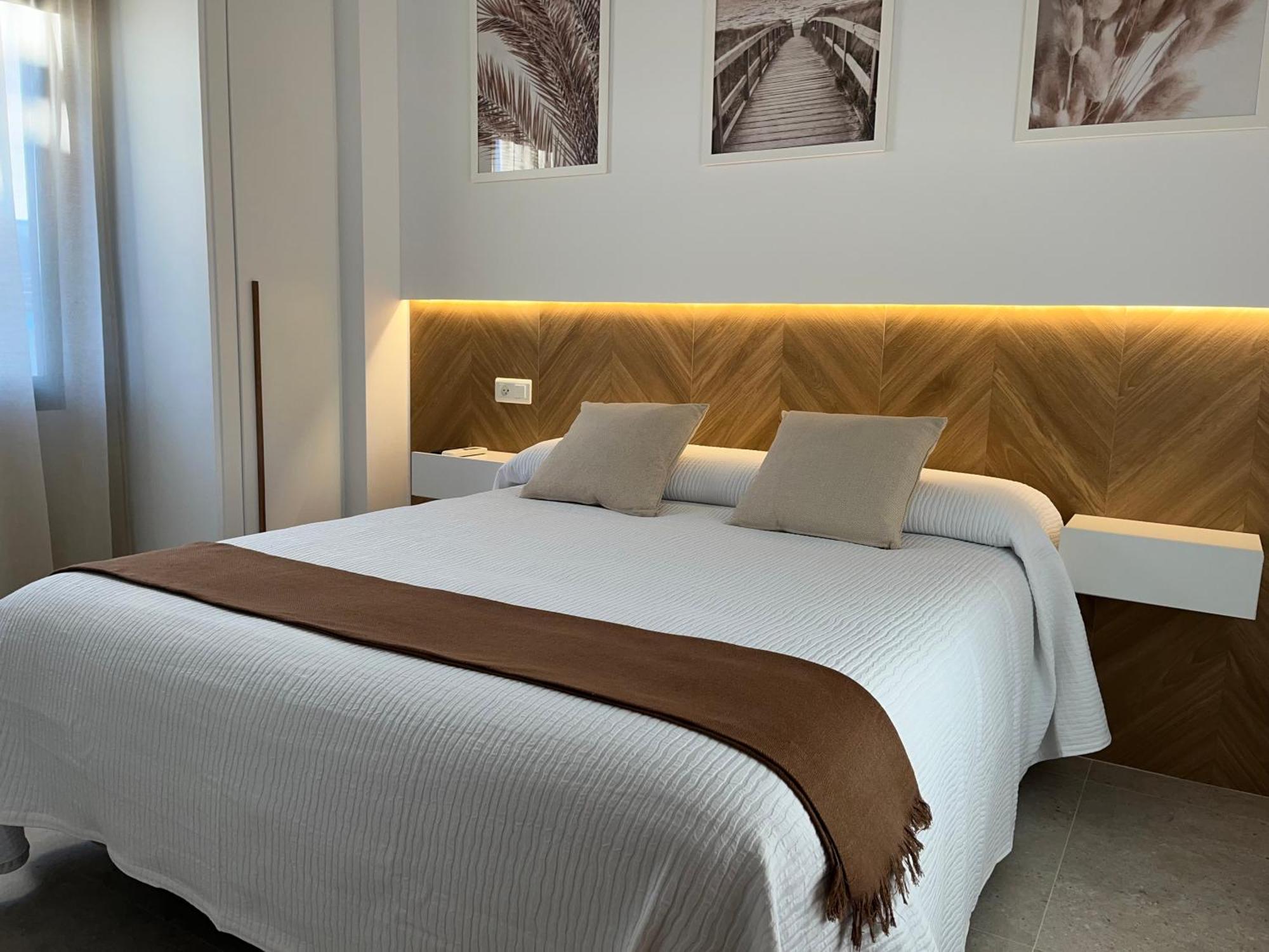 Hostal Parador De Los Llanos Torreorgaz Exteriör bild