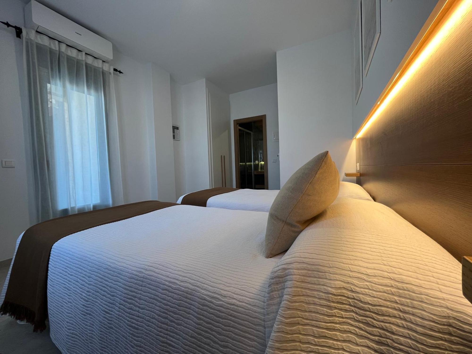 Hostal Parador De Los Llanos Torreorgaz Exteriör bild